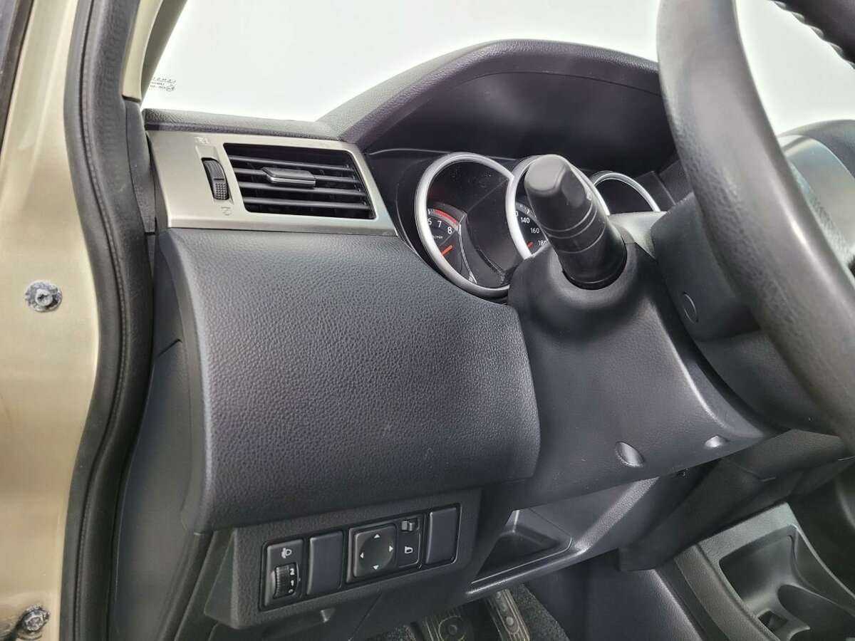 Nissan Tiida б/у, 2013, Механическая. Фото: #8