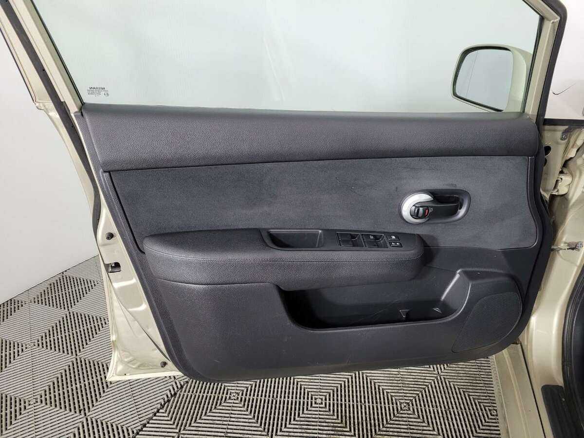 Nissan Tiida б/у, 2013, Механическая. Фото: #7