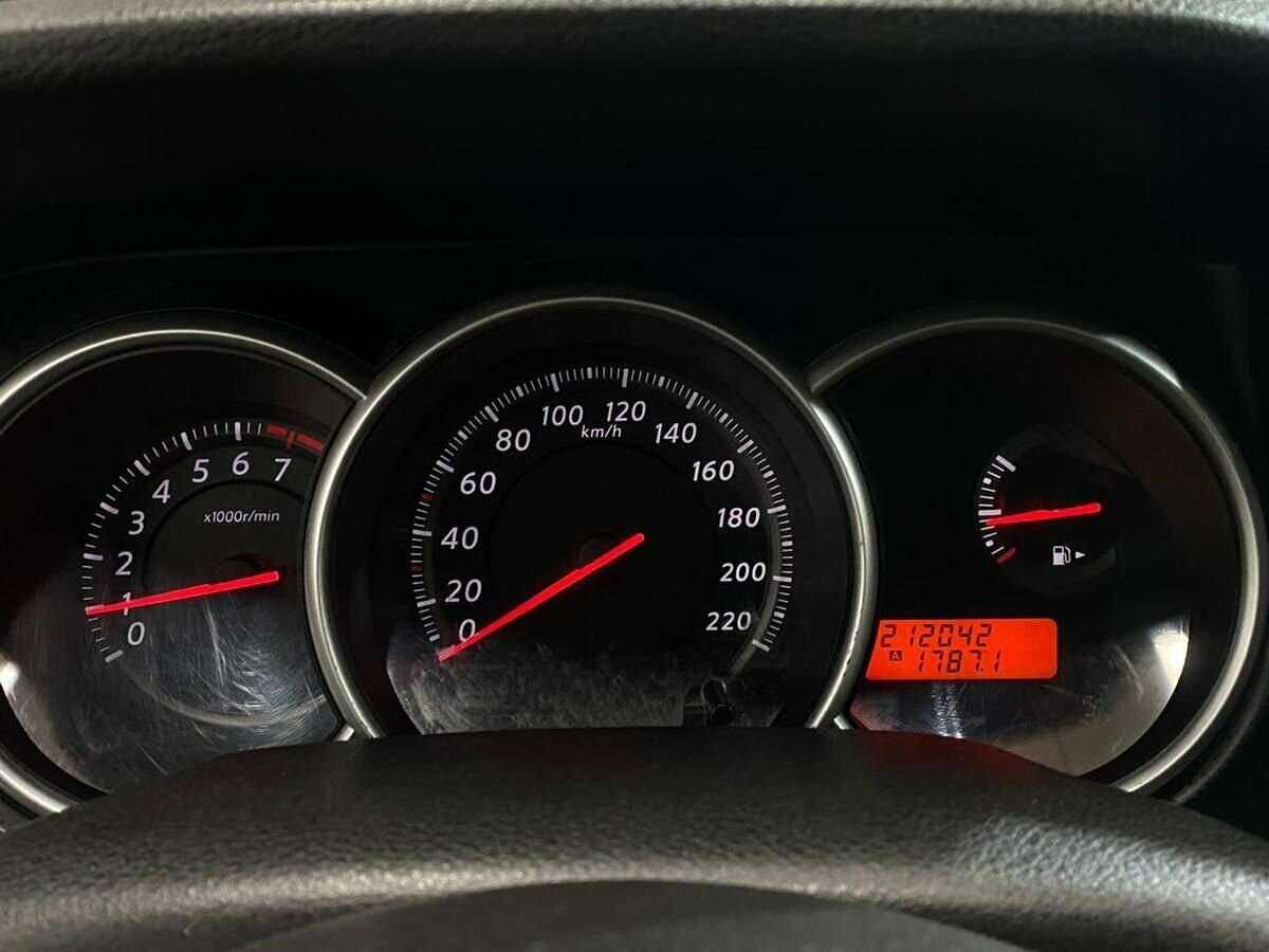 Nissan Tiida б/у, 2013, Механическая. Фото: #11