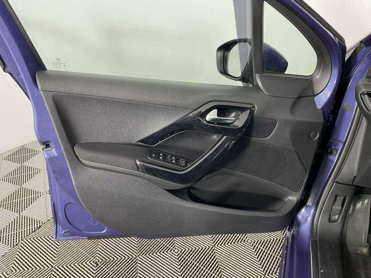 Peugeot 208 б/у, 2014, Автоматическая. Фото: #7