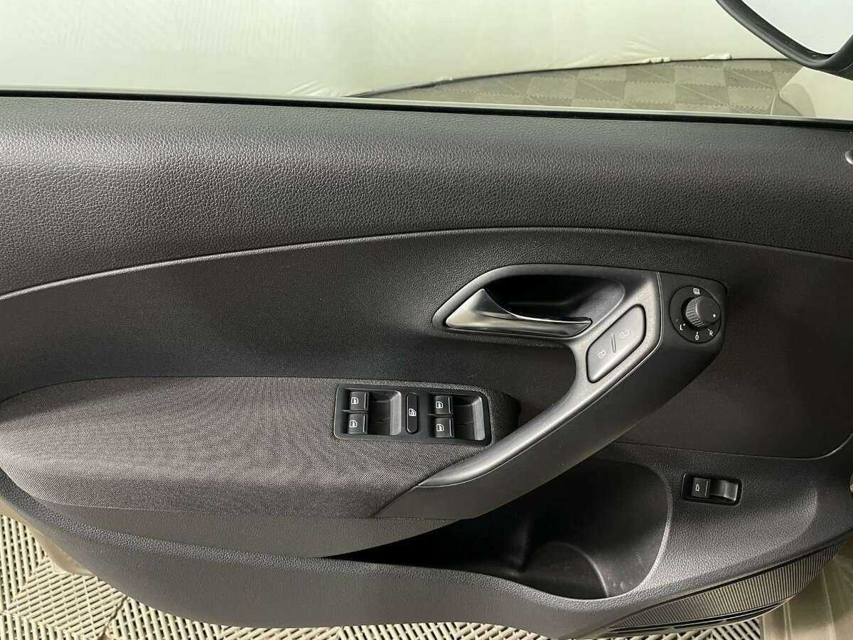 Volkswagen Polo б/у, 2015, Механическая. Фото: #6