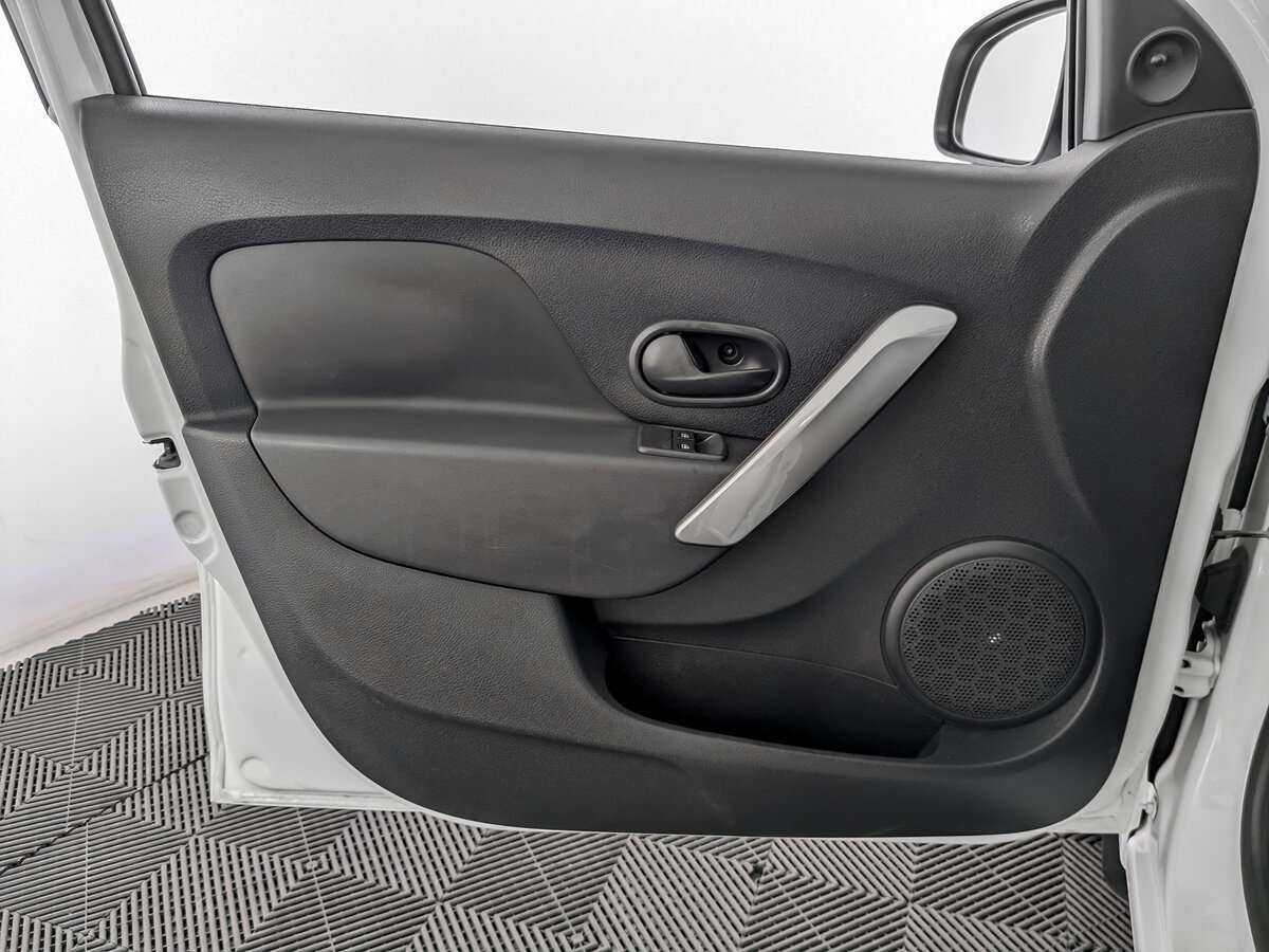 Renault Sandero б/у, 2016, Механическая. Фото: #13