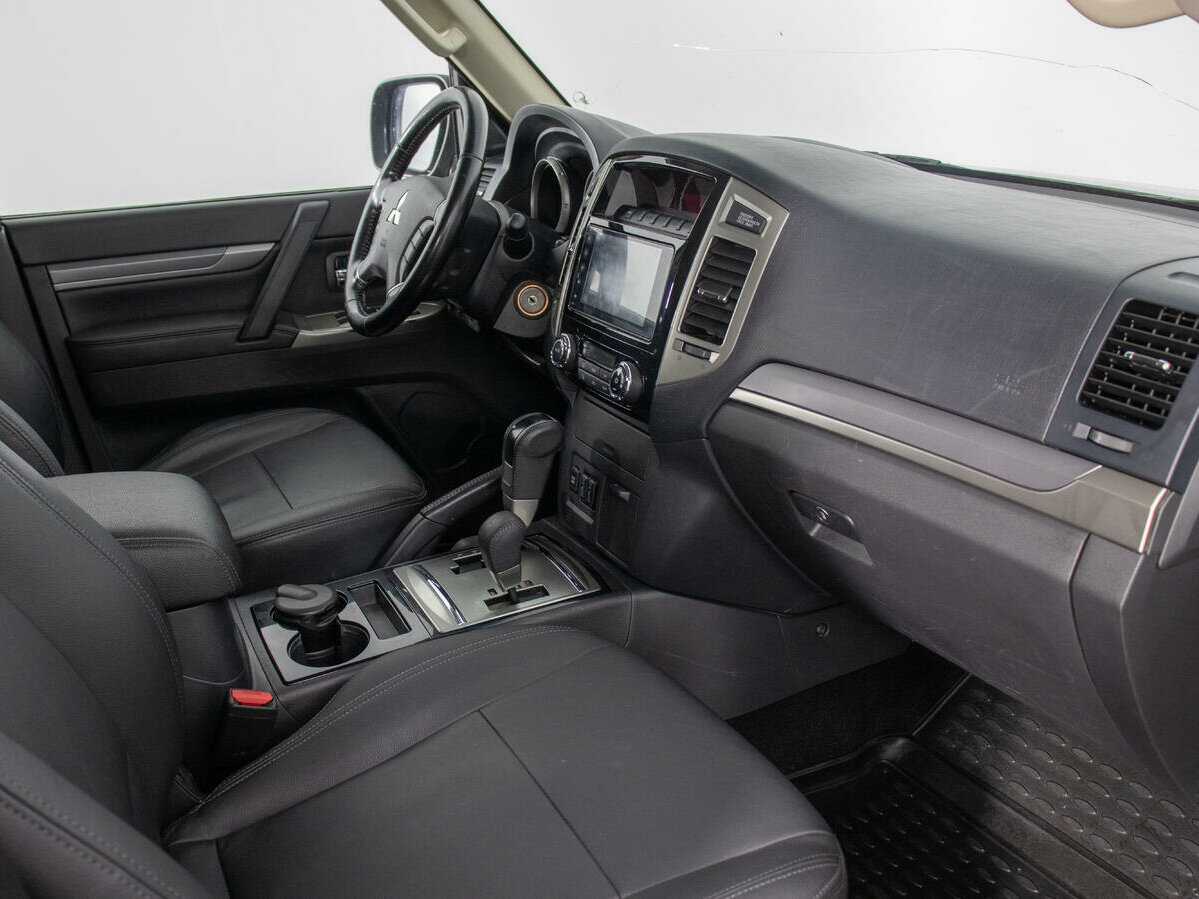 Mitsubishi Pajero б/у, 2017, Автоматическая. Фото: #8