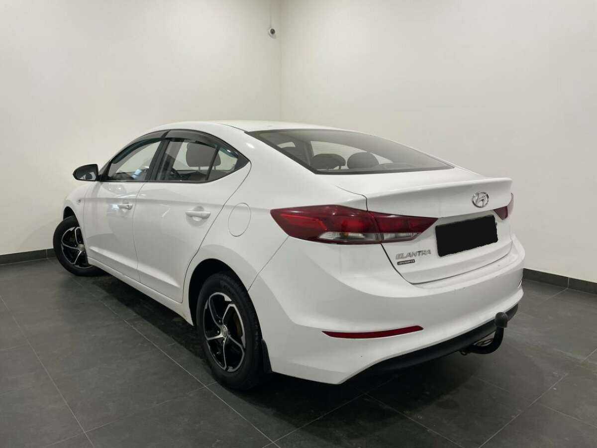 Hyundai Elantra б/у, 2016, Механическая. Фото: #2