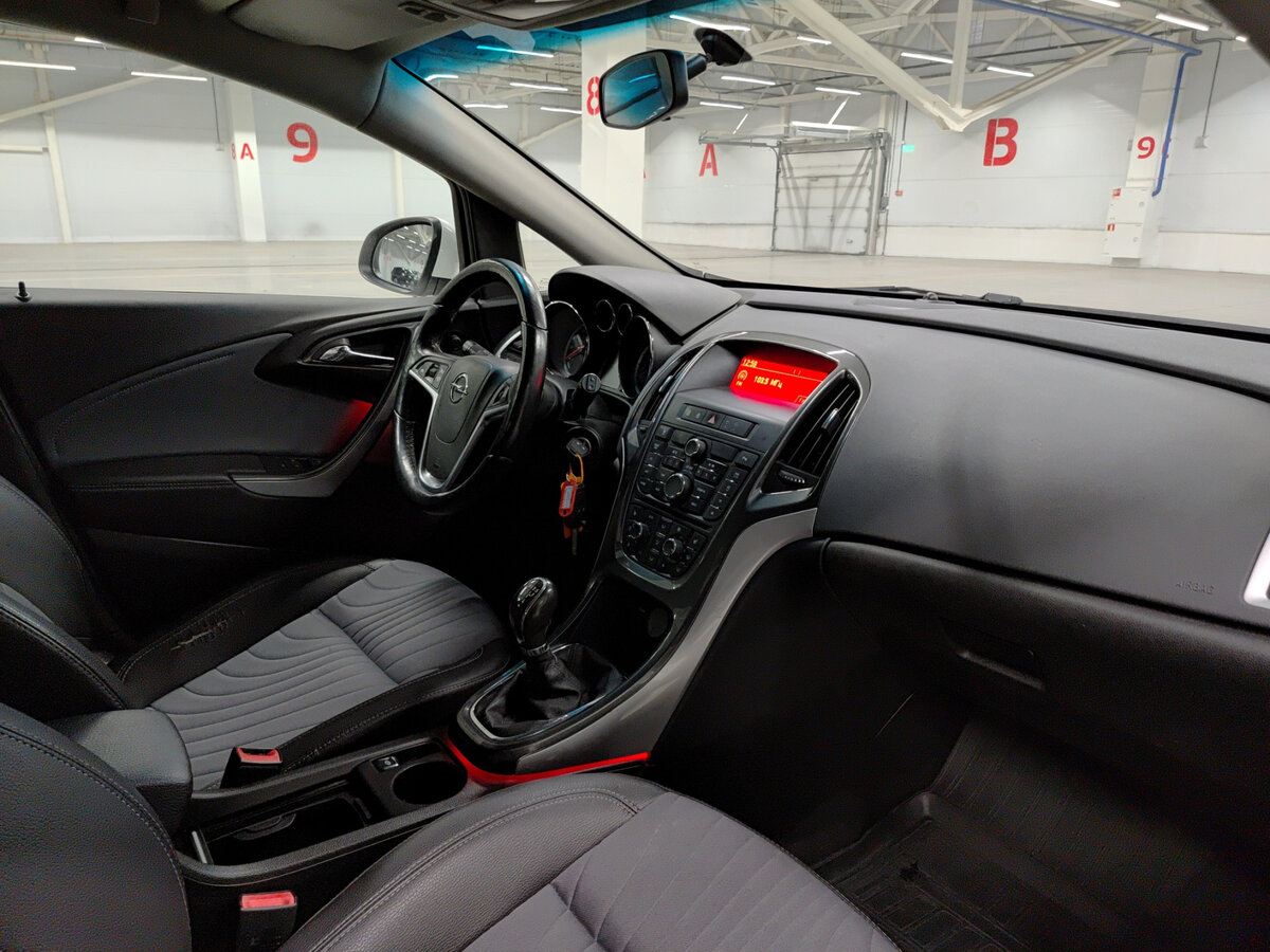 Opel Astra б/у, 2013, Механическая. Фото: #10