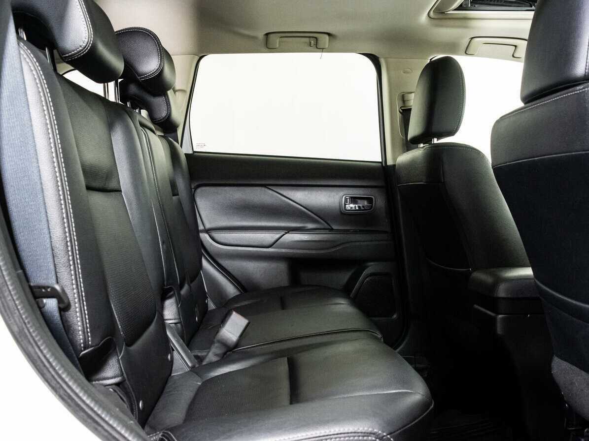 Mitsubishi Outlander б/у, 2016, Автоматическая. Фото: #16