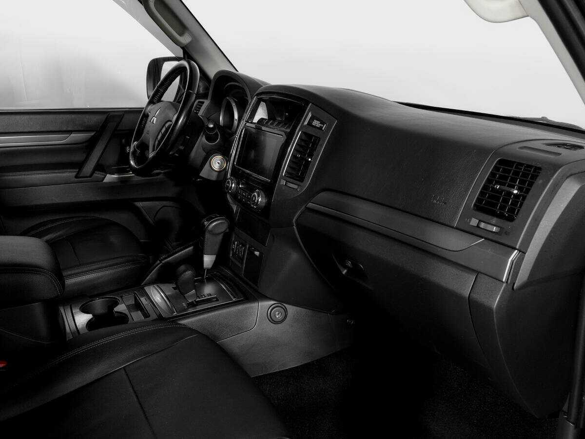 Mitsubishi Pajero б/у, 2017, Автоматическая. Фото: #8